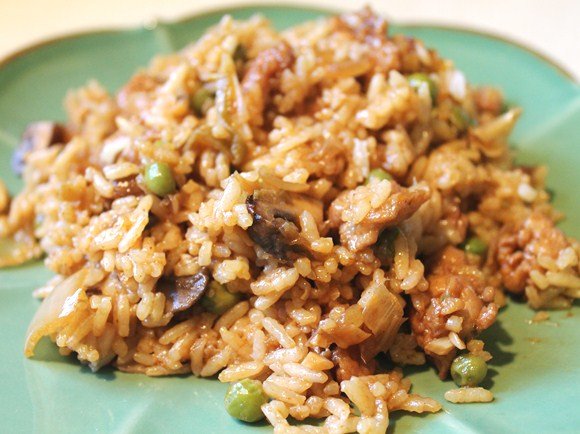 Pruun riis seente ja köögiviljadega